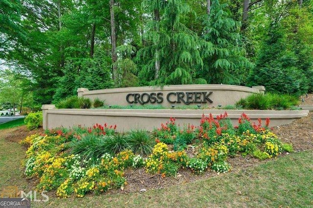 view of community / neighborhood sign