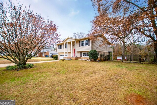 view of front of home featuring a front lawn