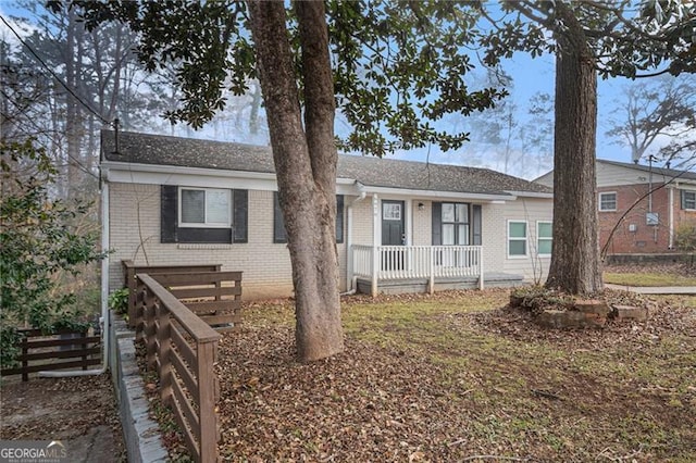 single story home with a porch