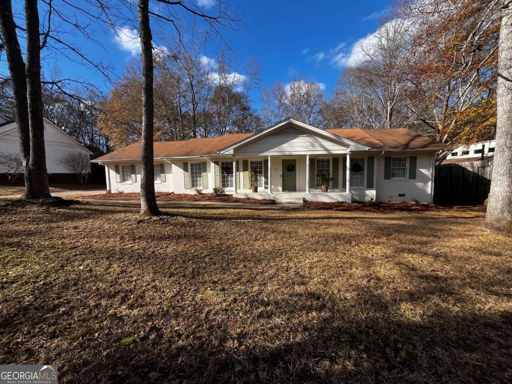 single story home with a porch