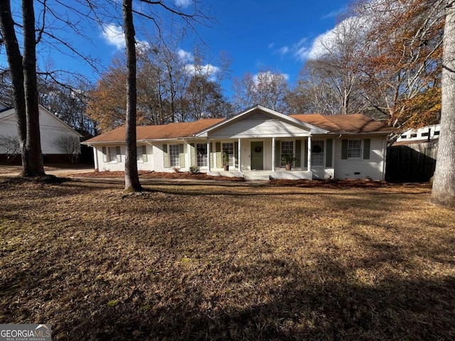 single story home with a porch