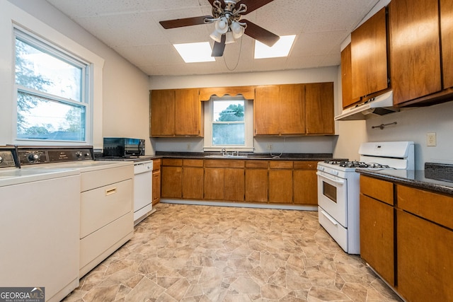 kitchen featuring plenty of natural light, washer and dryer, white appliances, and ceiling fan