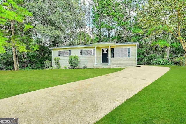 view of front of property with a front yard