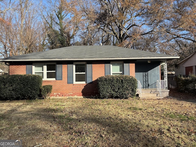 view of front of property featuring a front lawn