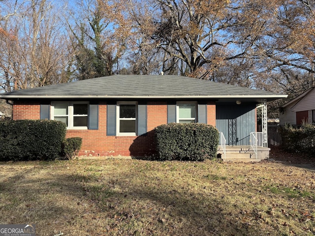 view of front facade with a front yard