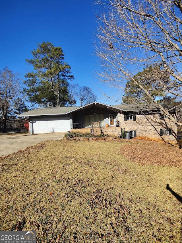 view of front of house featuring a garage and a front yard