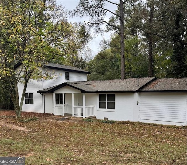 view of front facade with a front lawn and covered porch