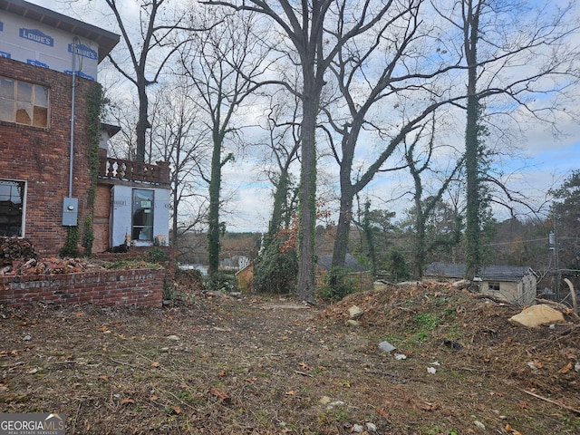 view of yard featuring a balcony