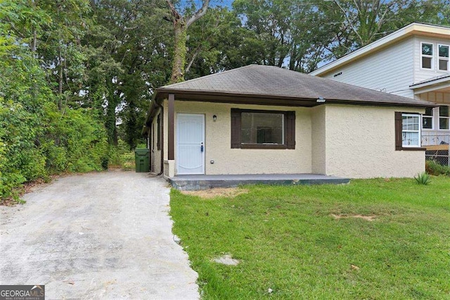 view of front facade featuring a front yard