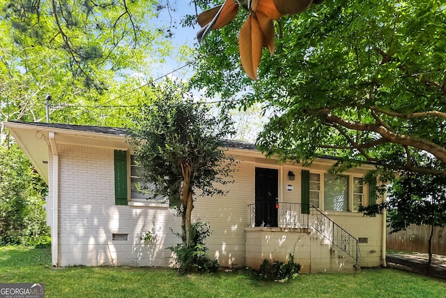 view of front of home featuring a front lawn