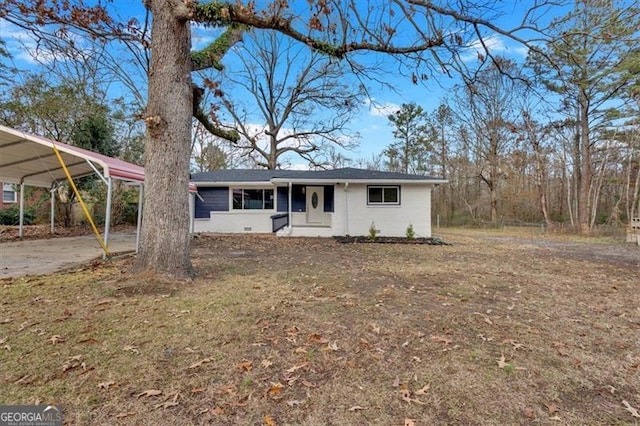 single story home featuring a front lawn, a carport, and covered porch