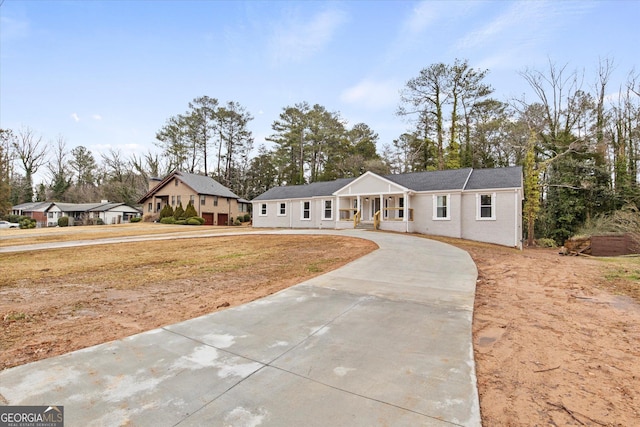 ranch-style house with covered porch and a front yard