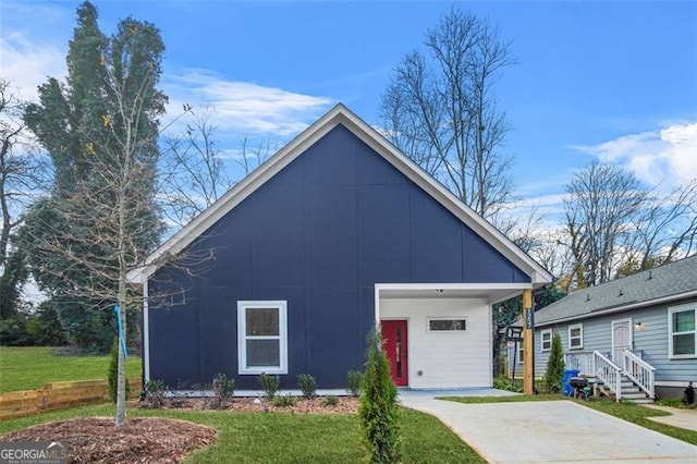 view of front of house featuring a front lawn