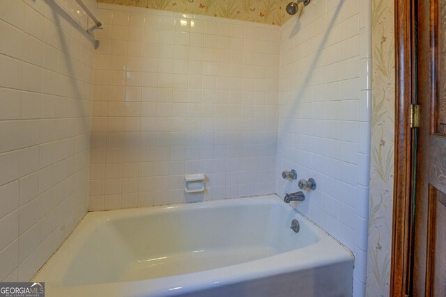 bathroom featuring tiled shower / bath