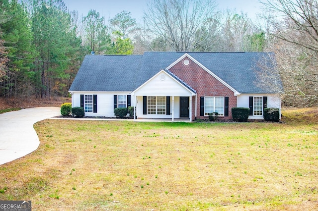 view of front facade featuring a porch and a front lawn