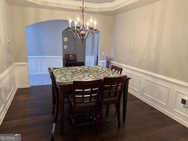 dining room featuring a notable chandelier, dark hardwood / wood-style floors, and ornamental molding