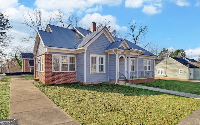 view of front of property featuring a front lawn