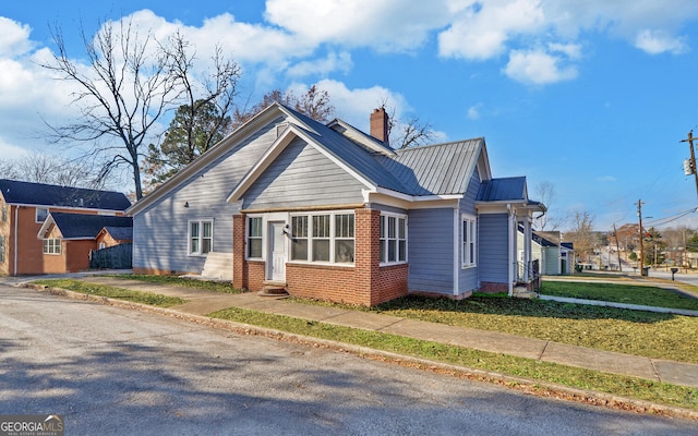 view of front of property featuring a front lawn