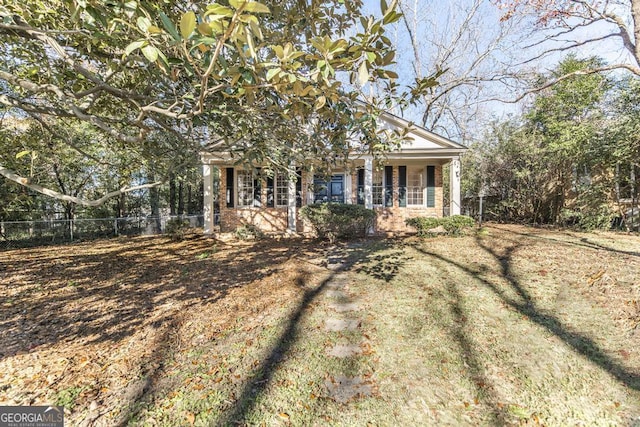 view of front of home featuring a porch and a front lawn