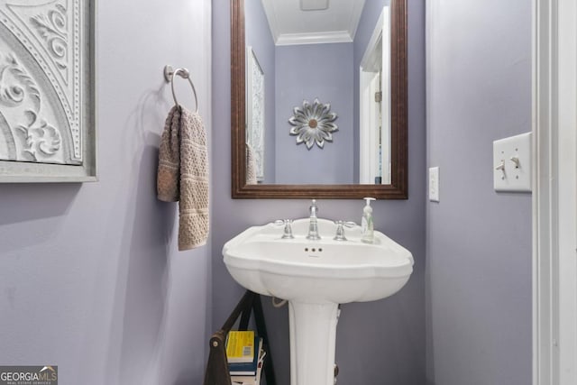 bathroom featuring ornamental molding