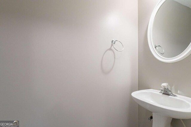 bathroom featuring sink