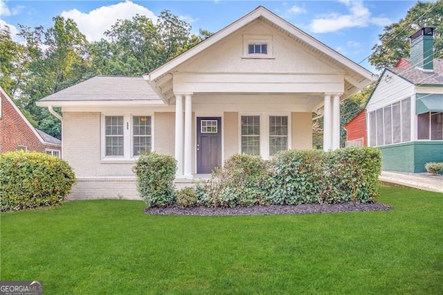 neoclassical / greek revival house featuring a front lawn