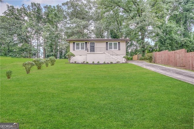 view of front of property featuring a front lawn