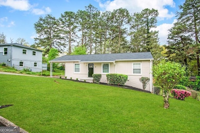 view of front of property featuring a front yard