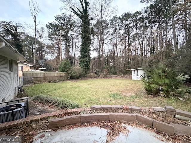 view of yard featuring a storage unit