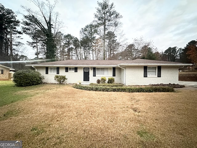 ranch-style house featuring a front yard