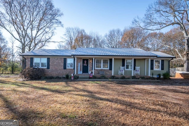 ranch-style home featuring a front lawn