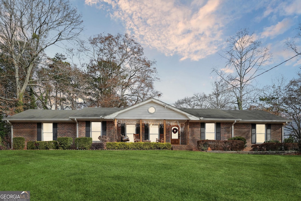 ranch-style home with a front yard