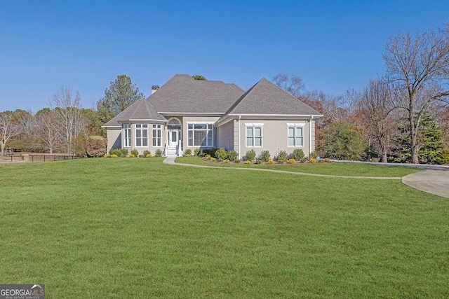 view of front facade featuring a front lawn