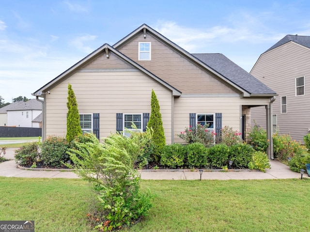 view of front facade featuring a front lawn