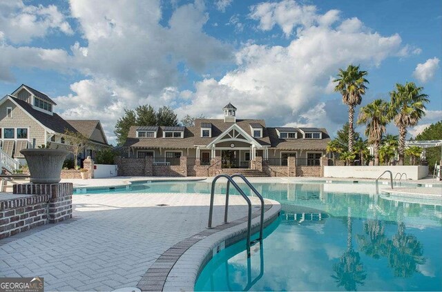 view of swimming pool