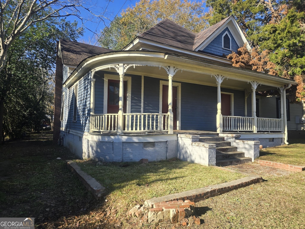 view of front of property featuring a porch and a front lawn