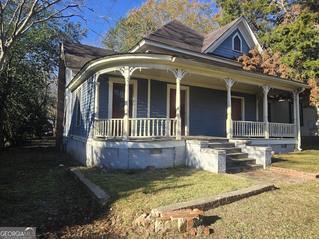 view of front of property featuring a porch and a front lawn