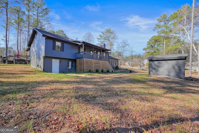 back of house featuring a lawn