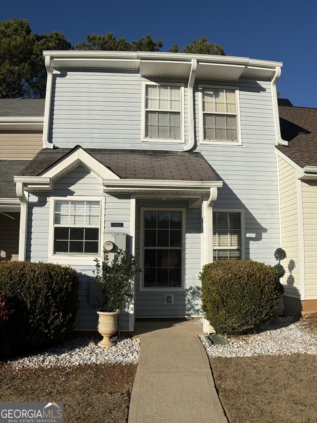 view of front of property