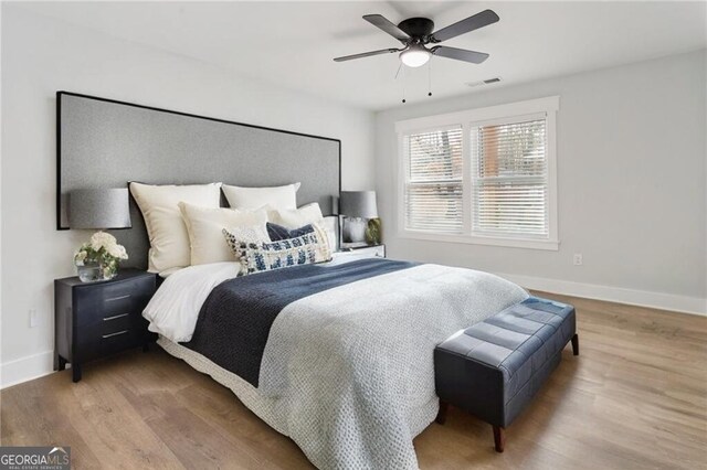 unfurnished living room featuring recessed lighting, a sink, light wood-style flooring, and baseboards