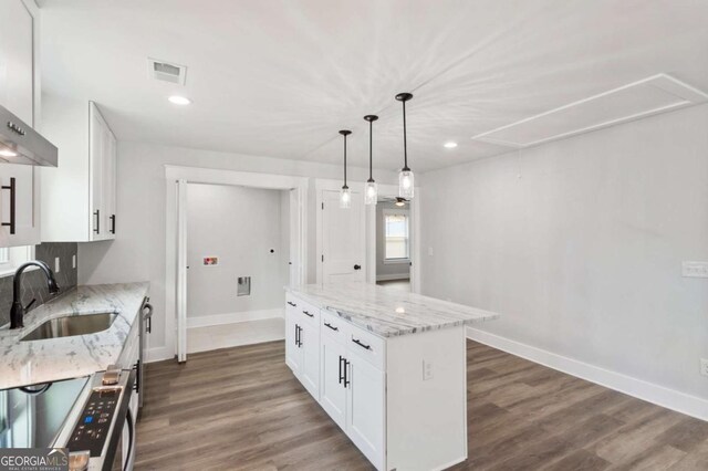 spare room featuring visible vents, dark wood-type flooring, a ceiling fan, and baseboards