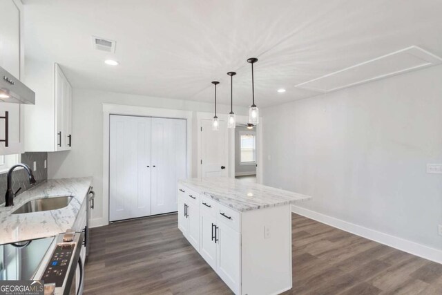 bedroom with dark wood-style floors, visible vents, and baseboards