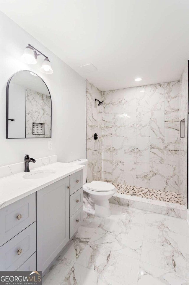 room details featuring tiled shower