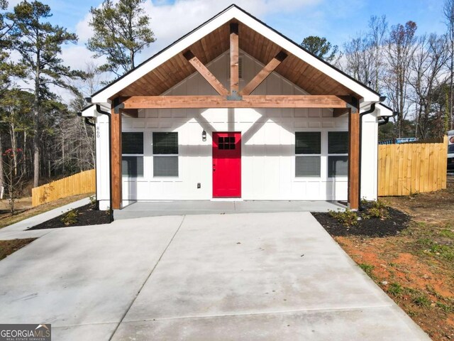 view of front of property featuring fence