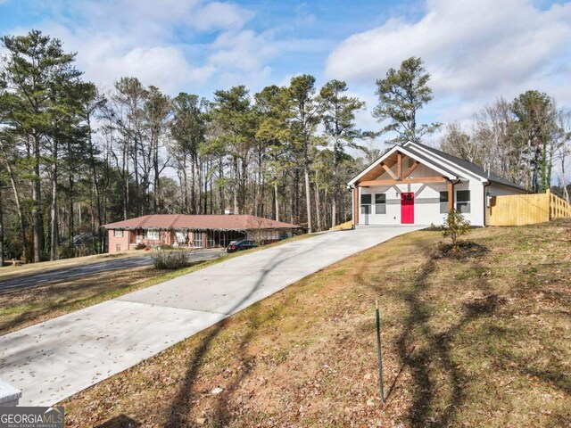 view of front of home with driveway and a front lawn