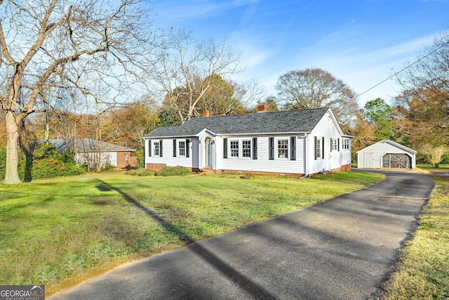 view of front of house featuring an outbuilding and a front yard