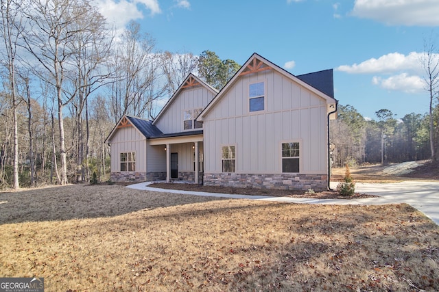 view of front of house featuring a front lawn