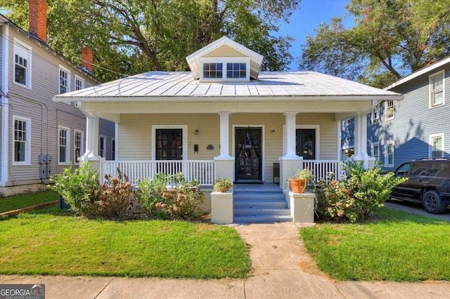 view of front facade featuring a front lawn and a porch