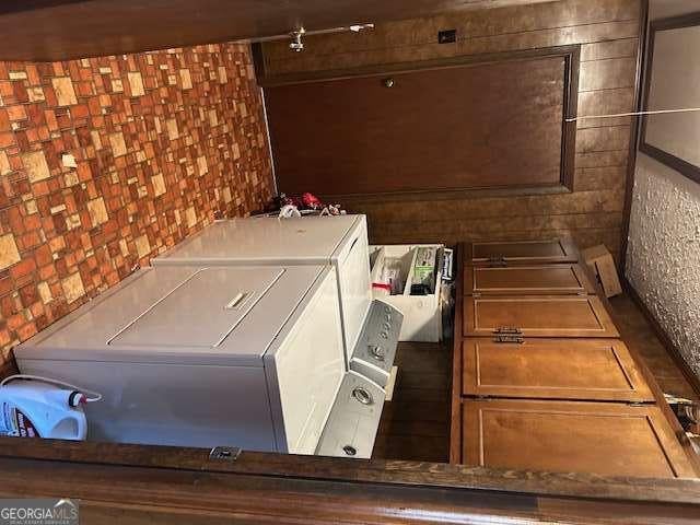 laundry room with washing machine and dryer