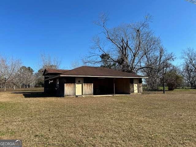 view of side of property with an outdoor structure